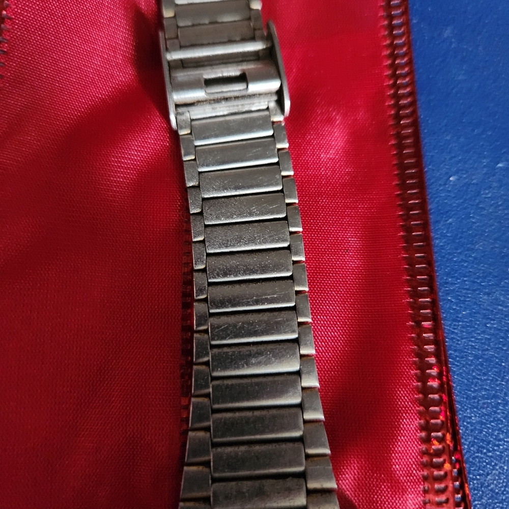 WATCH - Picture 3 of 4